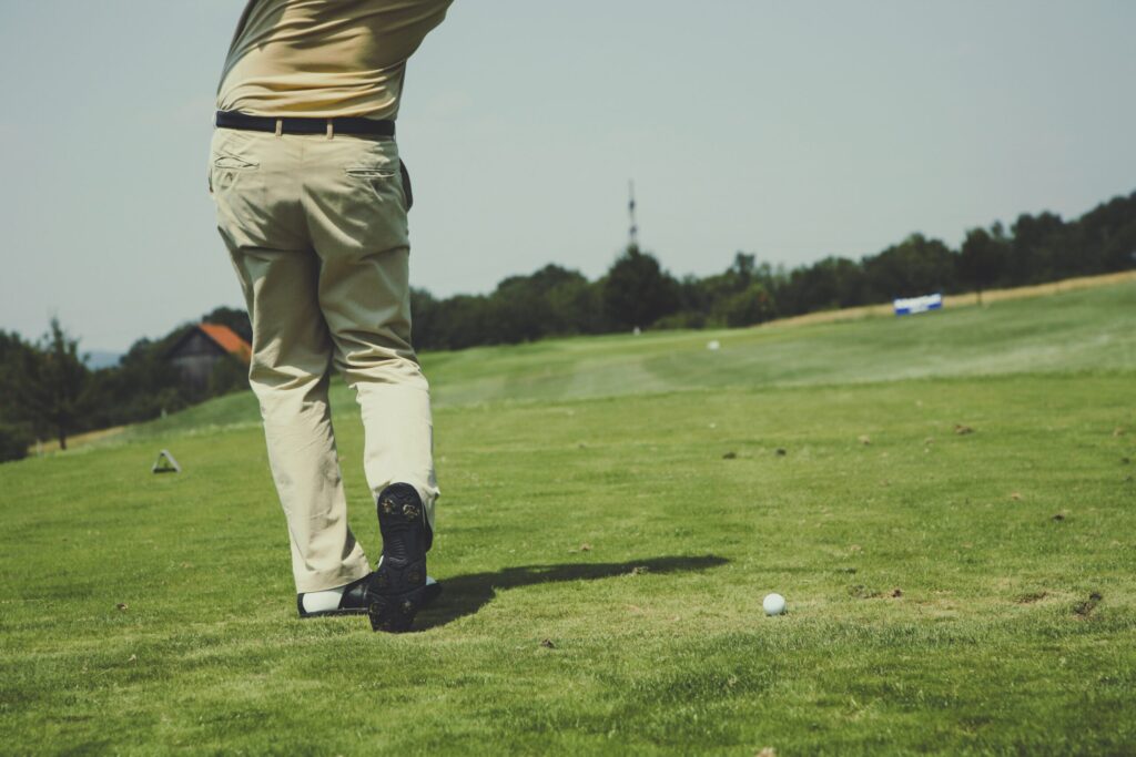 knee-pain-golf-scaledproper-golf-swing-scaled-1